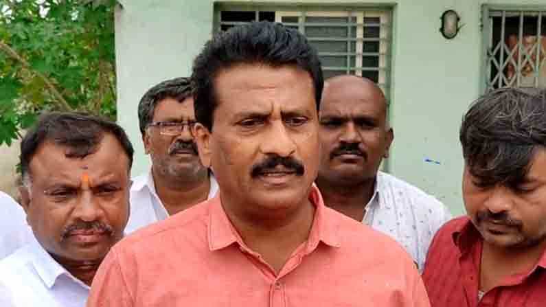 ಅಕ್ಕ ನಮ್ಮ ಕ್ಷೇತ್ರದ ಕಡೆಯೂ ಬನ್ನಿ, ಇಲ್ಲಿನ ಗಣಿಗಾರಿಕೆ ನಿಲ್ಲಿಸಿಕೊಡಿ.. ಸಂಸದೆ ಸುಮಲತಾಗೆ ನಾಗಮಂಗಲ ಶಾಸಕ ಸುರೇಶ್ ಗೌಡ ವ್ಯಂಗ್ಯ