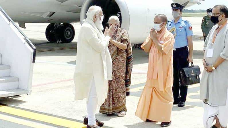 Modi in Varanasi Today: ವಾರಾಣಸಿ ತಲುಪಿದ ಪ್ರಧಾನಿ ಮೋದಿಗೆ ಸಿಎಂ ಯೋಗಿ ಆದಿತ್ಯನಾಥ್ರಿಂದ ಸ್ವಾಗತ Modi in Varanasi Today: ವಾರಾಣಸಿ ತಲುಪಿದ ಪ್ರಧಾನಿ ಮೋದಿಗೆ ಸಿಎಂ ಯೋಗಿ ಆದಿತ್ಯನಾಥ್ರಿಂದ ಸ್ವಾಗತ