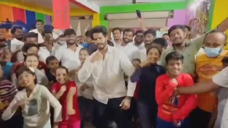 ರಾಮನಗರದಲ್ಲಿ ನಿಖಿಲ್ ಕುಮಾರಸ್ವಾಮಿ ಭರ್ಜರಿ ಡಾನ್ಸ್! ರಾಮನಗರದಲ್ಲಿ ನಿಖಿಲ್ ಕುಮಾರಸ್ವಾಮಿ ಭರ್ಜರಿ ಡಾನ್ಸ್!