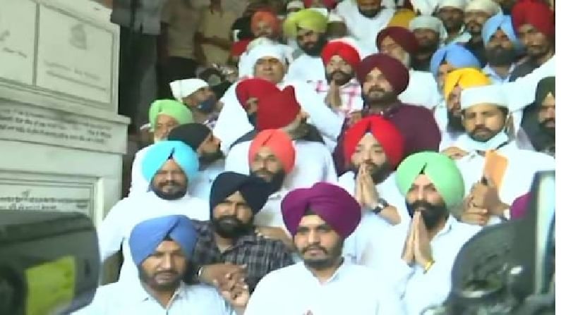 Navjot Singh Sidhu: ಅಮೃತಸರದಲ್ಲಿ 62 ಶಾಸಕರ ಪ್ರಾಬಲ್ಯ ಪ್ರದರ್ಶಿಸಿದ ನೂತನ ಕಾಂಗ್ರೆಸ್ ಅಧ್ಯಕ್ಷ ನವಜೋತ್ ಸಿಂಗ್ ಸಿಧು Navjot Singh Sidhu: ಅಮೃತಸರದಲ್ಲಿ 62 ಶಾಸಕರ ಪ್ರಾಬಲ್ಯ ಪ್ರದರ್ಶಿಸಿದ ನೂತನ ಕಾಂಗ್ರೆಸ್ ಅಧ್ಯಕ್ಷ ನವಜೋತ್ ಸಿಂಗ್ ಸಿಧು