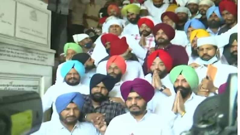 Navjot Singh Sidhu: ಅಮೃತಸರದಲ್ಲಿ 62 ಶಾಸಕರ ಪ್ರಾಬಲ್ಯ ಪ್ರದರ್ಶಿಸಿದ ನೂತನ ಕಾಂಗ್ರೆಸ್ ಅಧ್ಯಕ್ಷ ನವಜೋತ್ ಸಿಂಗ್ ಸಿಧು Navjot Singh Sidhu: ಅಮೃತಸರದಲ್ಲಿ 62 ಶಾಸಕರ ಪ್ರಾಬಲ್ಯ ಪ್ರದರ್ಶಿಸಿದ ನೂತನ ಕಾಂಗ್ರೆಸ್ ಅಧ್ಯಕ್ಷ ನವಜೋತ್ ಸಿಂಗ್ ಸಿಧು