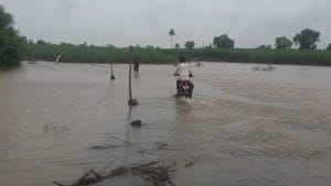 ಉತ್ತರ ಕರ್ನಾಟಕ ಭಾಗದಲ್ಲಿ ಅಪಾಯದ ಮಟ್ಟ ಮೀರಿ ಹರಿಯುತ್ತಿವೆ ನದಿಗಳು; ಸಂಕಷ್ಟದಲ್ಲಿರುವ ಜನರು