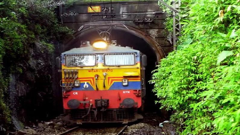 Maharashtra Rains: ಮಹಾರಾಷ್ಟ್ರದಲ್ಲಿ ಭಾರೀ ಮಳೆ; ಮುಂಬೈ, ಕೊಂಕಣ ಮಾರ್ಗದ 30 ರೈಲುಗಳ ಸಂಚಾರ ರದ್ದು Maharashtra Rains: ಮಹಾರಾಷ್ಟ್ರದಲ್ಲಿ ಭಾರೀ ಮಳೆ; ಮುಂಬೈ, ಕೊಂಕಣ ಮಾರ್ಗದ 30 ರೈಲುಗಳ ಸಂಚಾರ ರದ್ದು