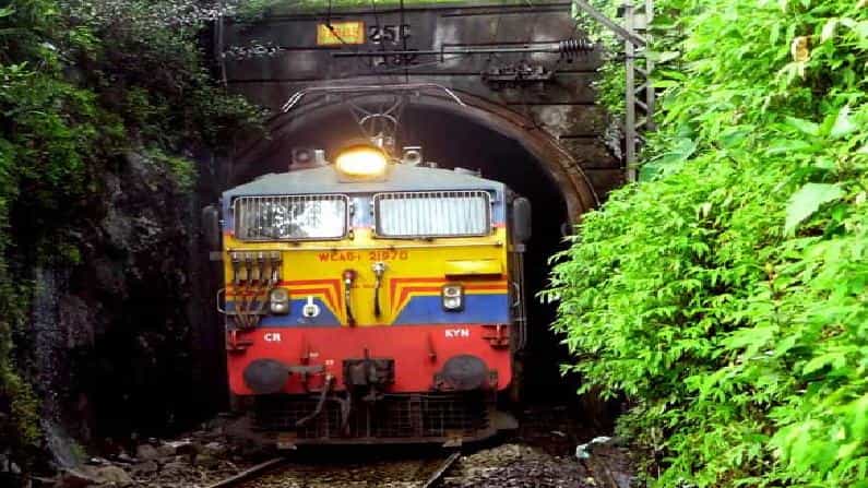 Maharashtra Rains: ಮಹಾರಾಷ್ಟ್ರದಲ್ಲಿ ಭಾರೀ ಮಳೆ; ಮುಂಬೈ, ಕೊಂಕಣ ಮಾರ್ಗದ 30 ರೈಲುಗಳ ಸಂಚಾರ ರದ್ದು Maharashtra Rains: ಮಹಾರಾಷ್ಟ್ರದಲ್ಲಿ ಭಾರೀ ಮಳೆ; ಮುಂಬೈ, ಕೊಂಕಣ ಮಾರ್ಗದ 30 ರೈಲುಗಳ ಸಂಚಾರ ರದ್ದು