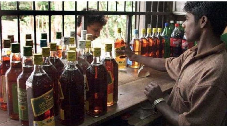 Liquor Shops: ಹೆದ್ದಾರಿಗಳ ಪಕ್ಕದಲ್ಲಿ ಮದ್ಯದಂಗಡಿಗಳನ್ನು ತೆರೆಯುವಂತಿಲ್ಲ; ಸುಪ್ರೀಂ ಕೋರ್ಟ್ ಆದೇಶ Liquor Shops: ಹೆದ್ದಾರಿಗಳ ಪಕ್ಕದಲ್ಲಿ ಮದ್ಯದಂಗಡಿಗಳನ್ನು ತೆರೆಯುವಂತಿಲ್ಲ; ಸುಪ್ರೀಂ ಕೋರ್ಟ್ ಆದೇಶ