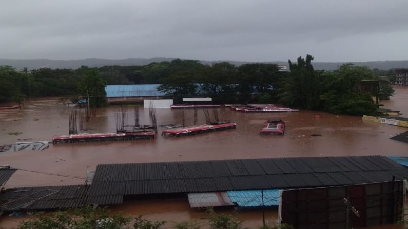Maharashtra Rains: 9 ಲಕ್ಷ ರೂ. ಹಣ ಕಾಪಾಡಲು ಮಳೆಯಲ್ಲೇ 7 ಗಂಟೆ ಬಸ್ ಮೇಲೆ ಹತ್ತಿ ಕುಳಿತ ಡಿಪೋ ಮ್ಯಾನೇಜರ್! Maharashtra Rains: 9 ಲಕ್ಷ ರೂ. ಹಣ ಕಾಪಾಡಲು ಮಳೆಯಲ್ಲೇ 7 ಗಂಟೆ ಬಸ್ ಮೇಲೆ ಹತ್ತಿ ಕುಳಿತ ಡಿಪೋ ಮ್ಯಾನೇಜರ್!