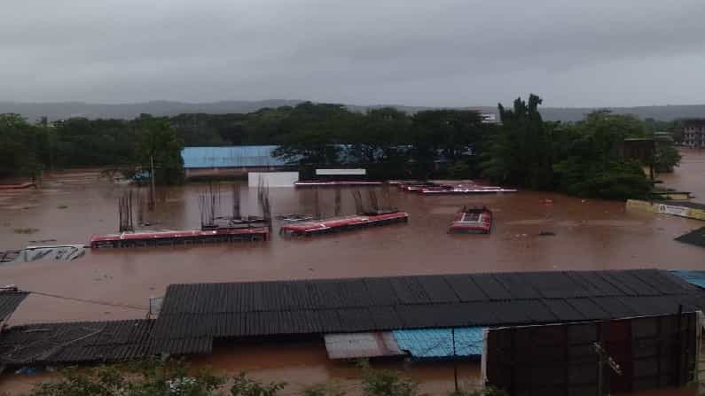 Maharashtra Rains: 9 ಲಕ್ಷ ರೂ. ಹಣ ಕಾಪಾಡಲು ಮಳೆಯಲ್ಲೇ 7 ಗಂಟೆ ಬಸ್ ಮೇಲೆ ಹತ್ತಿ ಕುಳಿತ ಡಿಪೋ ಮ್ಯಾನೇಜರ್! Maharashtra Rains: 9 ಲಕ್ಷ ರೂ. ಹಣ ಕಾಪಾಡಲು ಮಳೆಯಲ್ಲೇ 7 ಗಂಟೆ ಬಸ್ ಮೇಲೆ ಹತ್ತಿ ಕುಳಿತ ಡಿಪೋ ಮ್ಯಾನೇಜರ್!