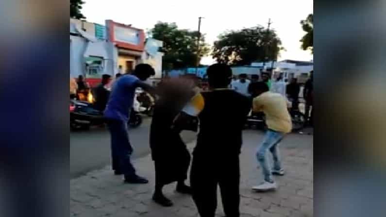 Viral Video: ದೇವರ ವಿಗ್ರಹವನ್ನು ಮುರಿದ ಆರೋಪ; ನಡುರಸ್ತೆಯಲ್ಲಿ ವೃದ್ಧನಿಗೆ ಥಳಿಸಿದ ಯುವಕರ ವಿಡಿಯೋ ವೈರಲ್ Viral Video: ದೇವರ ವಿಗ್ರಹವನ್ನು ಮುರಿದ ಆರೋಪ; ನಡುರಸ್ತೆಯಲ್ಲಿ ವೃದ್ಧನಿಗೆ ಥಳಿಸಿದ ಯುವಕರ ವಿಡಿಯೋ ವೈರಲ್