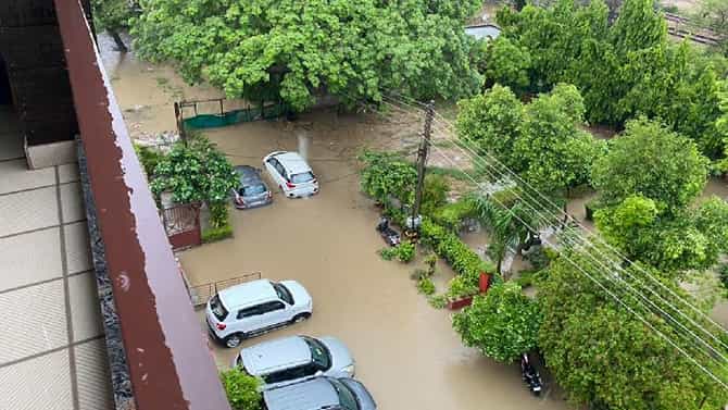 Delhi Rains: ದೆಹಲಿಯಲ್ಲಿ ಹೆಚ್ಚಿದ ಮಳೆಯ ಆರ್ಭಟ; ನೀರು ತುಂಬಿದ ಬಸ್​ನಲ್ಲೇ ಜನರ ಸಂಚಾರ