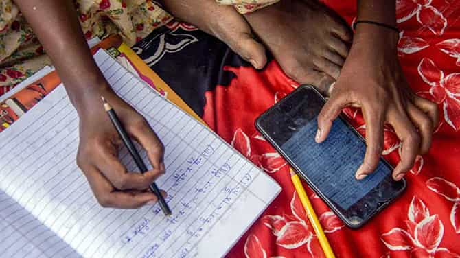 ಆನ್​ಲೈನ್​​ ಕ್ಲಾಸ್​ ಸಂಕಟಗಳು: ಮೊಬೈಲ್ ಒಡೆದಿದೆ, ಅಪ್ಪನ ಬಳಿ ದುಡ್ಡಿಲ್ಲ, ಅಣ್ಣ ಫೋನ್ ಕೊಡಲ್ಲ- ಟೀಚರ್​ ತೆರೆದಿಟ್ಟ ಕಟು ವಾಸ್ತವ