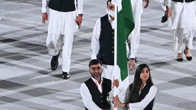 Tokyo Olympics 2020: ಉದ್ಘಾಟನಾ ಸಮಾರಂಭದ ಪರೇಡ್ನಲ್ಲಿ ಮಾಸ್ಕ್ ಧರಿಸದೆ ಸ್ಟೇಡಿಯಂ ಪ್ರವೇಶಿಸಿದ ಧ್ವಜಹೊತ್ತ ಪಾಕಿಸ್ತಾನಿ ಅಥ್ಲೀಟ್ಗಳು Tokyo Olympics 2020: ಉದ್ಘಾಟನಾ ಸಮಾರಂಭದ ಪರೇಡ್ನಲ್ಲಿ ಮಾಸ್ಕ್ ಧರಿಸದೆ ಸ್ಟೇಡಿಯಂ ಪ್ರವೇಶಿಸಿದ ಧ್ವಜಹೊತ್ತ ಪಾಕಿಸ್ತಾನಿ ಅಥ್ಲೀಟ್ಗಳು
