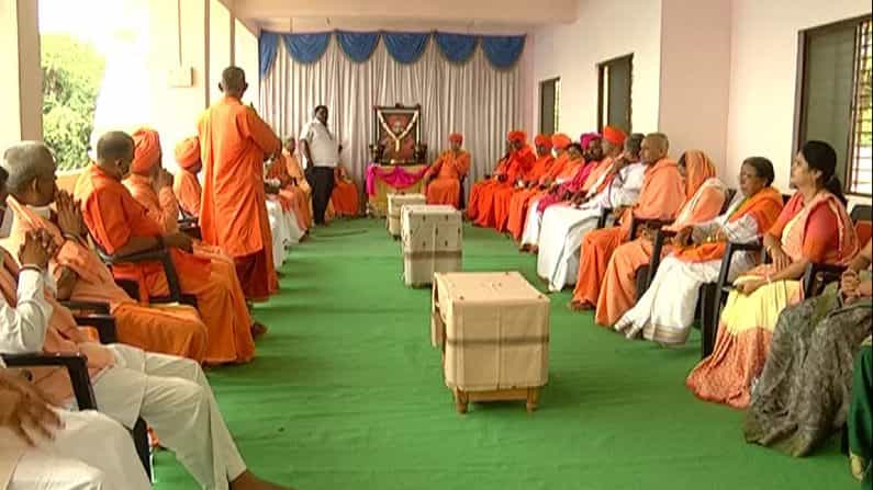 ಪಂಚಮಸಾಲಿ ಸಮುದಾಯದ ಮಠಾಧೀಶರಲ್ಲಿ ಬಿರುಕು; ರಾಜಕೀಯ ಉದ್ದೇಶಕ್ಕೆ ಎರಡೂ ಪೀಠ ಭಿನ್ನಾಭಿಪ್ರಾಯ ಪಂಚಮಸಾಲಿ ಸಮುದಾಯದ ಮಠಾಧೀಶರಲ್ಲಿ ಬಿರುಕು; ರಾಜಕೀಯ ಉದ್ದೇಶಕ್ಕೆ ಎರಡೂ ಪೀಠ ಭಿನ್ನಾಭಿಪ್ರಾಯ