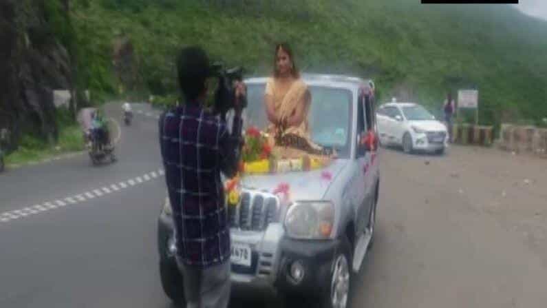 ಕಾರಿನ ಬಾನೆಟ್ ಮೇಲೆ ಕುಳಿತು ಕಲ್ಯಾಣ ಮಂಟಪಕ್ಕೆ ಬಂದ ವಧು; ವಿಡಿಯೋ ನೋಡಿ ಕೇಸ್ ಜಡಿದ ಪೊಲೀಸರು ಕಾರಿನ ಬಾನೆಟ್ ಮೇಲೆ ಕುಳಿತು ಕಲ್ಯಾಣ ಮಂಟಪಕ್ಕೆ ಬಂದ ವಧು; ವಿಡಿಯೋ ನೋಡಿ ಕೇಸ್ ಜಡಿದ ಪೊಲೀಸರು