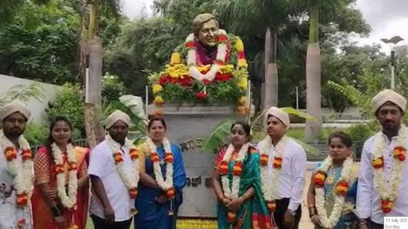 ಹೀಗೊಂದು ಮದುವೆ; ರಾಜ್ಕುಮಾರ್ ಸ್ಮಾರಕದ ಎದುರೇ ಹಾರ ಬದಲಿಸಿಕೊಂಡ ಐದು ಜೋಡಿಗಳು