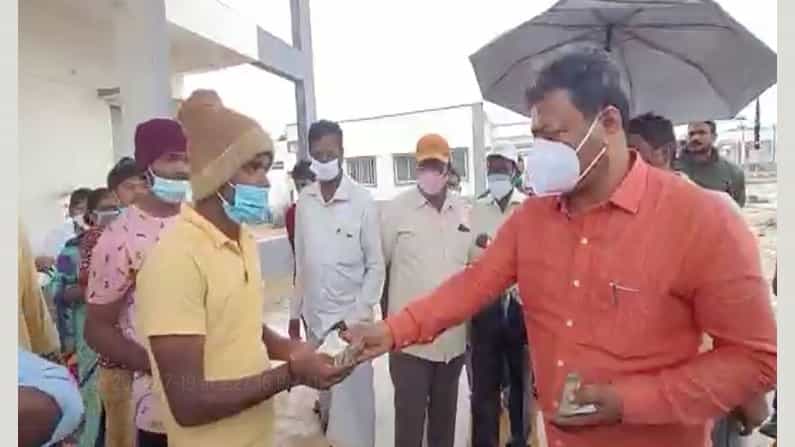 ಅರಬಗಟ್ಟೆ ಕೊವಿಡ್ ಕೇರ್ ಸೆಂಟರ್ನಲ್ಲಿ ಕೆಲಸ ಮಾಡಿದ್ದ ಪ್ರತಿಯೊಬ್ಬರಿಗೂ 1 ಸಾವಿರ ರೂ. ಹಂಚಿದ ಎಂ ಪಿ ರೇಣುಕಾಚಾರ್ಯ