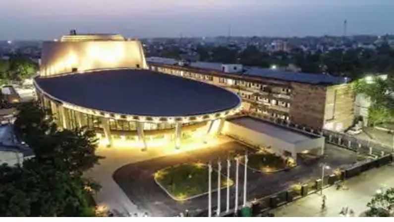 ಭಾರತ ಮತ್ತು ಜಪಾನಿನ ಪಾರಂಪರಿಕ ಮತ್ತು ಸಾಂಸ್ಕೃತಿಕ ಅಭಿರುಚಿಗಳ ಸಂಕೇತವಾಗಿದೆ ಈ ರುದ್ರಾಕ್ಷ್ ಸಮಾವೇಶ ಕೇಂದ್ರ ಭಾರತ ಮತ್ತು ಜಪಾನಿನ ಪಾರಂಪರಿಕ ಮತ್ತು ಸಾಂಸ್ಕೃತಿಕ ಅಭಿರುಚಿಗಳ ಸಂಕೇತವಾಗಿದೆ ಈ ರುದ್ರಾಕ್ಷ್ ಸಮಾವೇಶ ಕೇಂದ್ರ