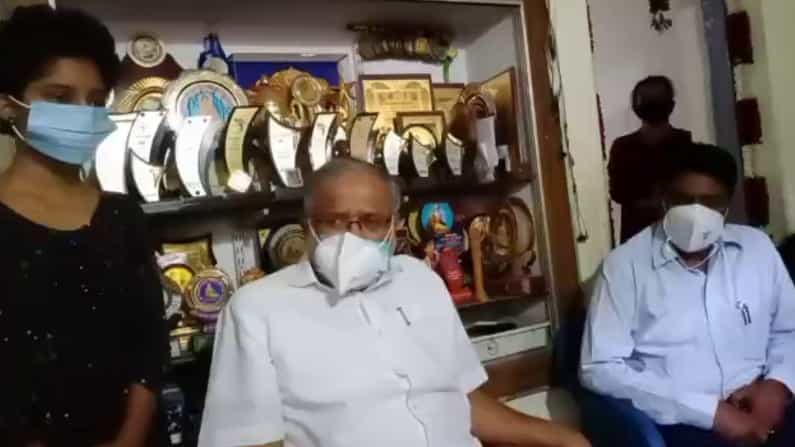 SSLC ಪರೀಕ್ಷೆ ವಂಚಿತ ವಿದ್ಯಾರ್ಥಿನಿ ಮನೆಗೆ ಶಿಕ್ಷಣ ಸಚಿವ ಸುರೇಶ್ ಕುಮಾರ್ ಭೇಟಿ; ಆಗಸ್ಟ್ ತಿಂಗಳ ಪರೀಕ್ಷೆಗೆ ತಯಾರಾಗಲು ಕಿವಿಮಾತು SSLC ಪರೀಕ್ಷೆ ವಂಚಿತ ವಿದ್ಯಾರ್ಥಿನಿ ಮನೆಗೆ ಶಿಕ್ಷಣ ಸಚಿವ ಸುರೇಶ್ ಕುಮಾರ್ ಭೇಟಿ; ಆಗಸ್ಟ್ ತಿಂಗಳ ಪರೀಕ್ಷೆಗೆ ತಯಾರಾಗಲು ಕಿವಿಮಾತು