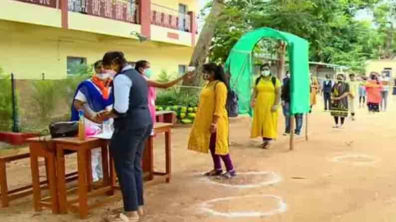 SSLC Exam 2021; ಸುಗಮವಾಗಿ ಆರಂಭವಾದ ಎಸ್ಎಸ್ಎಲ್ಸಿ ಪರೀಕ್ಷೆ, ಪರೀಕ್ಷಾ ಕೇಂದ್ರಗಳತ್ತ ಶಿಕ್ಷಣ ಸಚಿವರ ರೌಂಡ್ಸ್