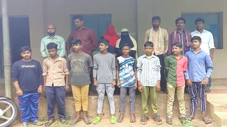 ಎಸ್ಎಸ್ಎಲ್ಸಿ ವಿದ್ಯಾರ್ಥಿಗಳಲ್ಲಿ ಆತಂಕ: ಪರೀಕ್ಷೆಗೆ ಹಾಲ್ ಟಿಕೆಟ್ ಸಿಗದೆ 11 ವಿದ್ಯಾರ್ಥಿಗಳು ಕಂಗಾಲು ಎಸ್ಎಸ್ಎಲ್ಸಿ ವಿದ್ಯಾರ್ಥಿಗಳಲ್ಲಿ ಆತಂಕ: ಪರೀಕ್ಷೆಗೆ ಹಾಲ್ ಟಿಕೆಟ್ ಸಿಗದೆ 11 ವಿದ್ಯಾರ್ಥಿಗಳು ಕಂಗಾಲು