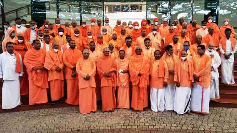 250ಕ್ಕೂ ಹೆಚ್ಚು ಸ್ವಾಮೀಜಿಗಳಿಂದ ಮುಖ್ಯಮಂತ್ರಿ ನಿವಾಸದಲ್ಲಿ ಯಡಿಯೂರಪ್ಪ ಭೇಟಿ