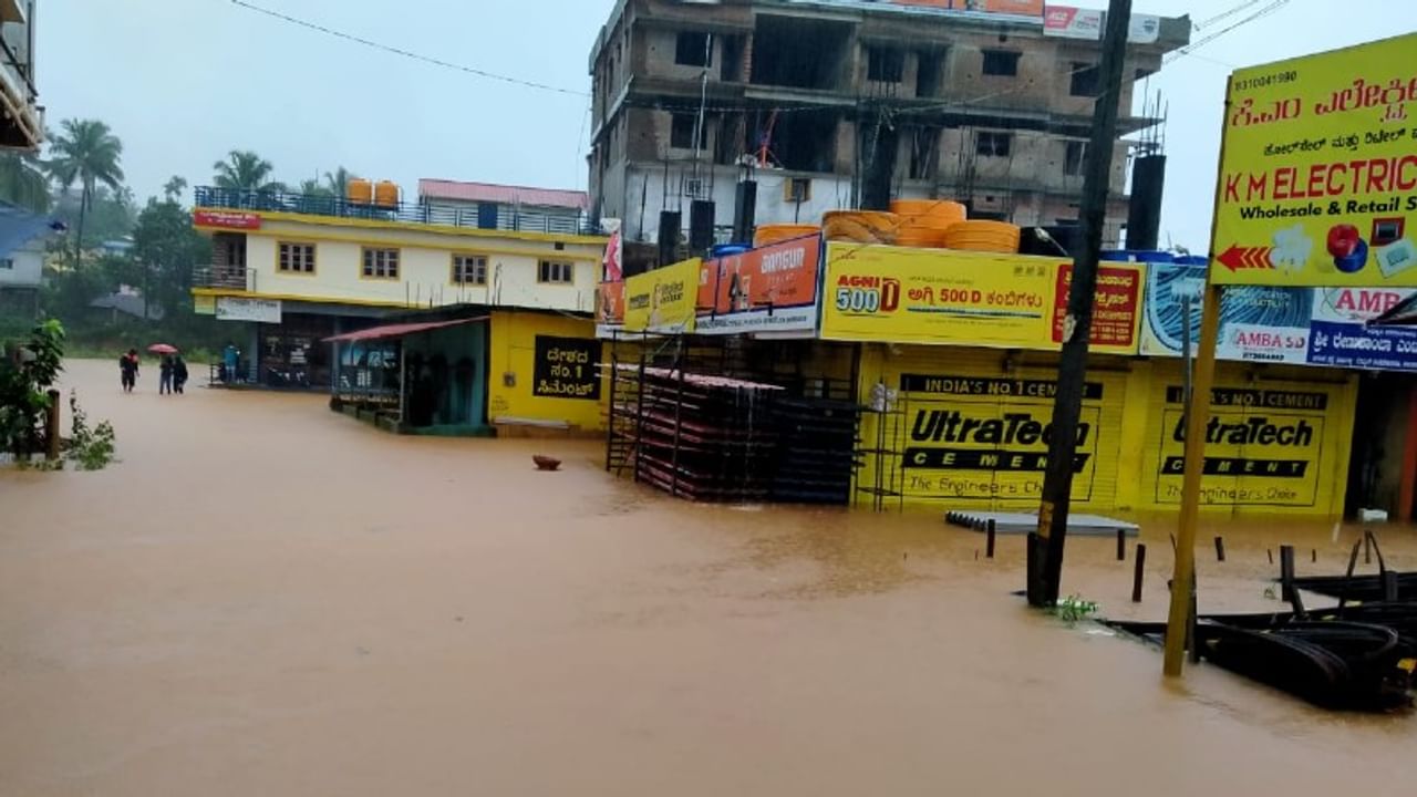 ತೀರ್ಥಹಳ್ಳಿ ಪಟ್ಟಣಕ್ಕೆ ಹರಿದು ಬಂದ ನೀರು. ತೀರ್ಥಹಳ್ಳಿಯ ಪುರಾಣ ಪ್ರಸಿದ್ಧ ರಾಮಮಂಟಪ ಮುಚ್ಚಿದರೆ ಬೆಚ್ಚುತ್ತಿದ್ದ ಮಲೆನಾಡು ಜನರಿಗೆ ಈ ಬಾರಿಯ ಮಳೆ ಅದಕ್ಕೂ ಮಿಗಿಲಾದ ರೌದ್ರಾವತಾರವನ್ನು ತೋರಿಸಿದೆ.