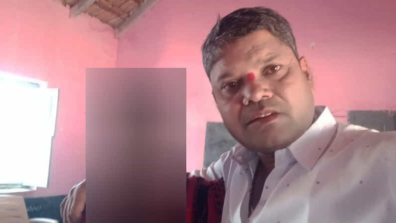 ದಾವಣಗೆರೆ: ಅಡುಗೆ ಸಹಾಯಕಿ ಜೊತೆ ಸೆಲ್ಫಿ ತೆಗೆದು ಗ್ರೂಪ್ಗೆ ಹಾಕಿದ್ದ ಶಿಕ್ಷಕ ಅಮಾನತು ದಾವಣಗೆರೆ: ಅಡುಗೆ ಸಹಾಯಕಿ ಜೊತೆ ಸೆಲ್ಫಿ ತೆಗೆದು ಗ್ರೂಪ್ಗೆ ಹಾಕಿದ್ದ ಶಿಕ್ಷಕ ಅಮಾನತು