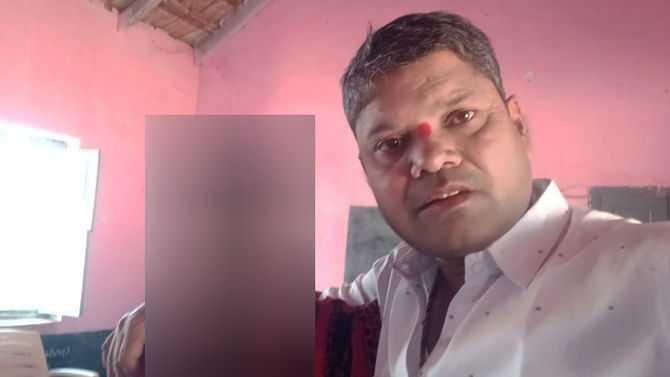 ದಾವಣಗೆರೆ: ಅಡುಗೆ ಸಹಾಯಕಿ ಜೊತೆ ಸೆಲ್ಫಿ ತೆಗೆದು ಗ್ರೂಪ್ಗೆ ಹಾಕಿದ್ದ ಶಿಕ್ಷಕ ಅಮಾನತು ದಾವಣಗೆರೆ: ಅಡುಗೆ ಸಹಾಯಕಿ ಜೊತೆ ಸೆಲ್ಫಿ ತೆಗೆದು ಗ್ರೂಪ್ಗೆ ಹಾಕಿದ್ದ ಶಿಕ್ಷಕ ಅಮಾನತು