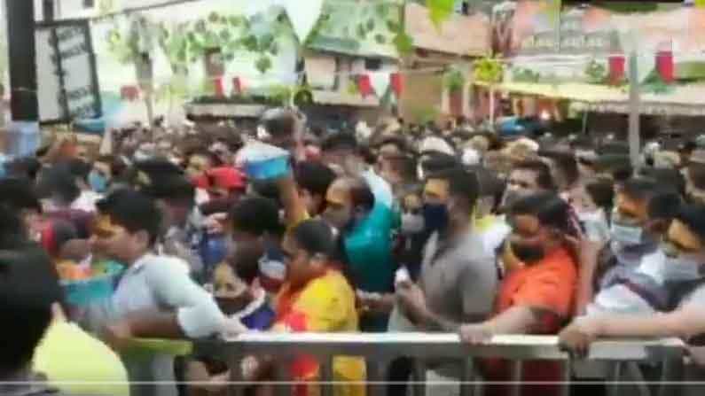 ಉಜ್ಜೈನ್ ದೇವಾಲಯದಲ್ಲಿ ಕೊವಿಡ್ ಮಾನದಂಡ ಉಲ್ಲಂಘನೆ; ಕಾಲ್ತುಳಿತದಲ್ಲಿ ಹಲವರಿಗೆ ಗಾಯ ಉಜ್ಜೈನ್ ದೇವಾಲಯದಲ್ಲಿ ಕೊವಿಡ್ ಮಾನದಂಡ ಉಲ್ಲಂಘನೆ; ಕಾಲ್ತುಳಿತದಲ್ಲಿ ಹಲವರಿಗೆ ಗಾಯ