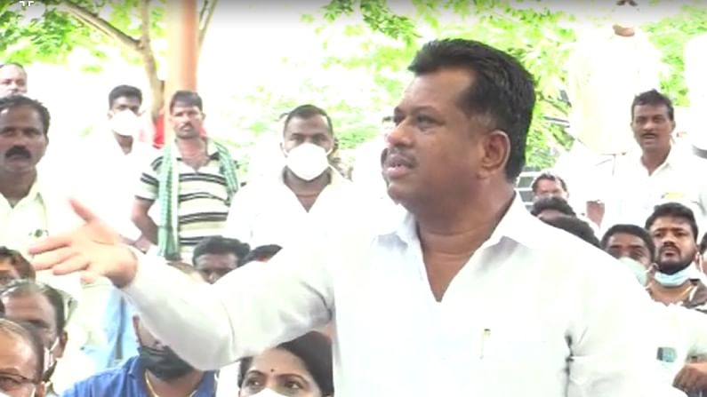 ಲಂಬಾಣಿ ಸಮಾಜದ ಜತೆ ಸಂವಾದದಲ್ಲಿ ಡಿಕೆಶಿಯತ್ತ ಮೈಕ್ ಎಸೆದ ಶಾಸಕ ಪಿ.ಟಿ.ಪರಮೇಶ್ವರ್ನಾಯ್ಕ್ ಲಂಬಾಣಿ ಸಮಾಜದ ಜತೆ ಸಂವಾದದಲ್ಲಿ ಡಿಕೆಶಿಯತ್ತ ಮೈಕ್ ಎಸೆದ ಶಾಸಕ ಪಿ.ಟಿ.ಪರಮೇಶ್ವರ್ನಾಯ್ಕ್