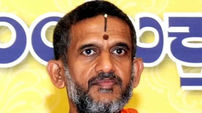 ಸಿಎಂ ಯಡಿಯೂರಪ್ಪ ಪರ ಪೇಜಾವರ ಶ್ರೀಗಳ ಬ್ಯಾಟಿಂಗ್; ಯಡಿಯೂರಪ್ಪರ ತಂಟೆಗೆ ಬರದಂತೆ ವಿವಿಧ ಮಠಾಧೀಶರಿಂದಲೂ ಎಚ್ಚರಿಕೆ ಸಿಎಂ ಯಡಿಯೂರಪ್ಪ ಪರ ಪೇಜಾವರ ಶ್ರೀಗಳ ಬ್ಯಾಟಿಂಗ್; ಯಡಿಯೂರಪ್ಪರ ತಂಟೆಗೆ ಬರದಂತೆ ವಿವಿಧ ಮಠಾಧೀಶರಿಂದಲೂ ಎಚ್ಚರಿಕೆ