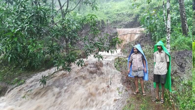 ಒಡೆದ ಕಾಲುವೆಯ ಮುಂದೆ  ತೋಟ ನಾಶವಾದ ನೋವಲ್ಲಿ ನಿಂತಿರುವ ಕೃಷಿಕ