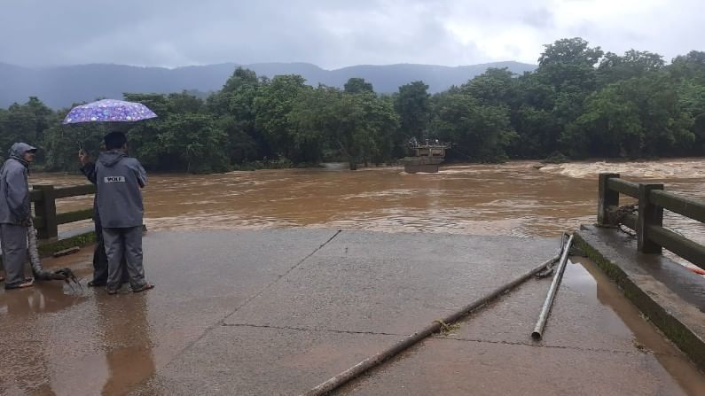 ಅಂಕೋಲಾ ತಾಲೂಕಿನ  ಡೋಂಗ್ರಿ ಗ್ರಾಮ ಪಂಚಾಯತ್​ಗೆ ಸಂಪರ್ಕ ಕಲ್ಪಿಸುವ ಸೇತುವೆ ಗಂಗಾವಳಿಯ ರಭಸಕ್ಕೆ ಕೊಚ್ಚಹೋಗಿದೆ. ಸದ್ಯ ಉಸ್ತುವಾರಿ ಸಚಿವ ಶಿವರಾಮ ಹೆಬ್ಬಾರ್ ತಾತ್ಕಾಲಿಕ ವಾಗಿ ಸ್ಪೀಡ್ ಬೋಟ್​ನ ವ್ಯವಸ್ಥೆ ಮಾಡಿದ್ದಾರೆ.