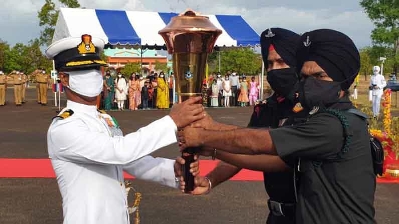 ಸಕಲ ಗೌರವಗಳೊಂದಿಗೆ ಕಟ್ಟಬೊಮ್ಮನ್ ನೌಕಾ ನೆಲೆಯಲ್ಲಿ '1971 ಯುದ್ಧ ವಿಜಯ ಜ್ಯೋತಿ' ಸ್ವೀಕಾರ ಸಕಲ ಗೌರವಗಳೊಂದಿಗೆ ಕಟ್ಟಬೊಮ್ಮನ್ ನೌಕಾ ನೆಲೆಯಲ್ಲಿ '1971 ಯುದ್ಧ ವಿಜಯ ಜ್ಯೋತಿ' ಸ್ವೀಕಾರ
