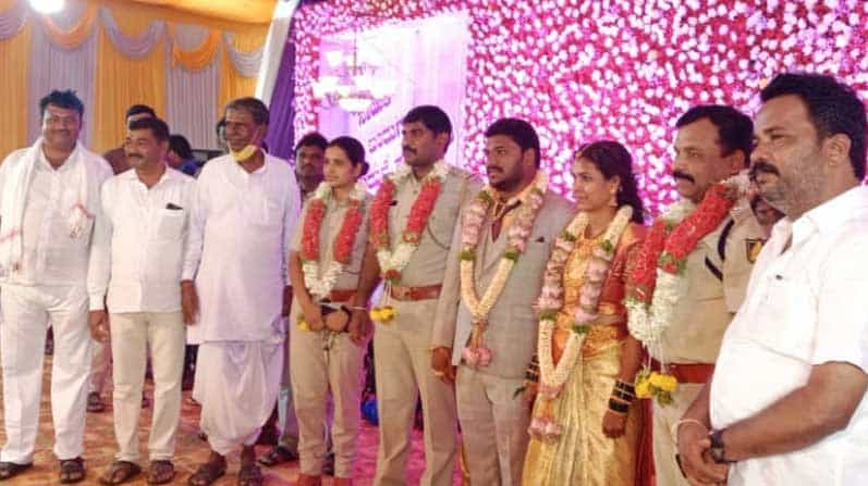 ಕೊಲೆ ಆರೋಪಿಯ ಮದುವೆಯಲ್ಲಿ ಭಾಗಿ; ಕೊಪ್ಪಳದ ಮೂವರು ಪೊಲೀಸ್ ಅಧಿಕಾರಿಗಳಿಗೆ ಕಡ್ಡಾಯ ರಜೆ ಶಿಕ್ಷೆ ಕೊಲೆ ಆರೋಪಿಯ ಮದುವೆಯಲ್ಲಿ ಭಾಗಿ; ಕೊಪ್ಪಳದ ಮೂವರು ಪೊಲೀಸ್ ಅಧಿಕಾರಿಗಳಿಗೆ ಕಡ್ಡಾಯ ರಜೆ ಶಿಕ್ಷೆ