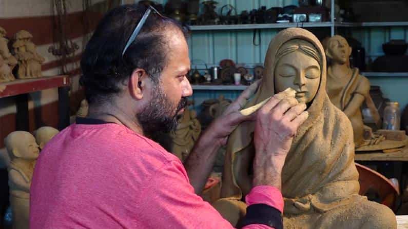 ಕಲಾಪ್ರಿಯರನ್ನು ಸೆಳೆಯುತ್ತಿದೆ ಉಡುಪಿಯ ಚಿತ್ರಾಲಯ ಆರ್ಟ್ ಗ್ಯಾಲರಿ; ಮಣ್ಣಿನಲ್ಲಿಯೇ ತಯಾರಾಗುತ್ತೆ ವಿಶಿಷ್ಟ ಕಲಾಕೃತಿ ಕಲಾಪ್ರಿಯರನ್ನು ಸೆಳೆಯುತ್ತಿದೆ ಉಡುಪಿಯ ಚಿತ್ರಾಲಯ ಆರ್ಟ್ ಗ್ಯಾಲರಿ; ಮಣ್ಣಿನಲ್ಲಿಯೇ ತಯಾರಾಗುತ್ತೆ ವಿಶಿಷ್ಟ ಕಲಾಕೃತಿ