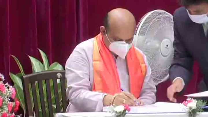 ಕರ್ನಾಟಕದ 30ನೇ ಮುಖ್ಯಮಂತ್ರಿಯಾಗಿ ಪಟ್ಟಕ್ಕೇರಿದ ಬಸವರಾಜ ಬೊಮ್ಮಾಯಿ ಕರ್ನಾಟಕದ 30ನೇ ಮುಖ್ಯಮಂತ್ರಿಯಾಗಿ ಪಟ್ಟಕ್ಕೇರಿದ ಬಸವರಾಜ ಬೊಮ್ಮಾಯಿ