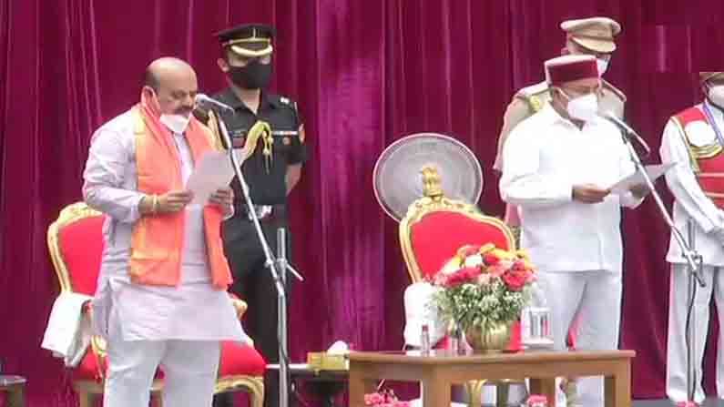 ಕರ್ನಾಟಕದ ನೂತನ ಮುಖ್ಯಮಂತ್ರಿಯಾಗಿ ರಾಜಭವನದಲ್ಲಿ ಪ್ರಮಾಣ ವಚನ ಸ್ವೀಕರಿಸಿದ ಬಸವರಾಜ ಬೊಮ್ಮಾಯಿ ಕರ್ನಾಟಕದ ನೂತನ ಮುಖ್ಯಮಂತ್ರಿಯಾಗಿ ರಾಜಭವನದಲ್ಲಿ ಪ್ರಮಾಣ ವಚನ ಸ್ವೀಕರಿಸಿದ ಬಸವರಾಜ ಬೊಮ್ಮಾಯಿ
