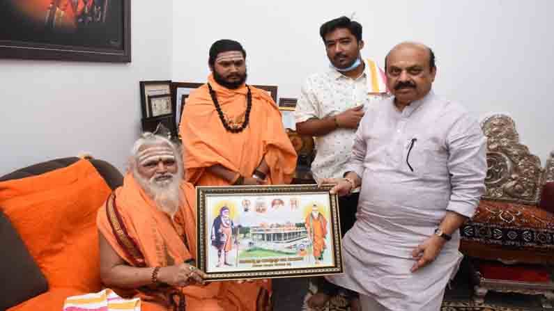 ಗೃಹ ಸಚಿವರಾಗಿದ್ದಾಗ ಬಸವರಾಜ ಬೊಮ್ಮಾಯಿಗೆ ಉನ್ನತ ಹುದ್ದೆ ಏರುವ ಭವಿಷ್ಯ ನುಡಿದಿದ್ದ ಶ್ರೀ ಗಳು ಗೃಹ ಸಚಿವರಾಗಿದ್ದಾಗ ಬಸವರಾಜ ಬೊಮ್ಮಾಯಿಗೆ ಉನ್ನತ ಹುದ್ದೆ ಏರುವ ಭವಿಷ್ಯ ನುಡಿದಿದ್ದ ಶ್ರೀ ಗಳು