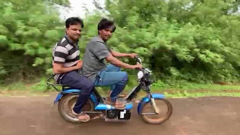 ಅಪ್ಪನಿಗೆ ಬ್ಯಾಟರಿ ಚಾಲಿತ ಬೈಕ್, ಮಗನಿಗೆ ಜೀಪ್; ಲಾಕ್ಡೌನ್ ಸಮಯವನ್ನು ಸದುಪಯೋಗ ಮಾಡಿಕೊಂಡ ಬೀದರ್ ವ್ಯಕ್ತಿ ಅಪ್ಪನಿಗೆ ಬ್ಯಾಟರಿ ಚಾಲಿತ ಬೈಕ್, ಮಗನಿಗೆ ಜೀಪ್; ಲಾಕ್ಡೌನ್ ಸಮಯವನ್ನು ಸದುಪಯೋಗ ಮಾಡಿಕೊಂಡ ಬೀದರ್ ವ್ಯಕ್ತಿ