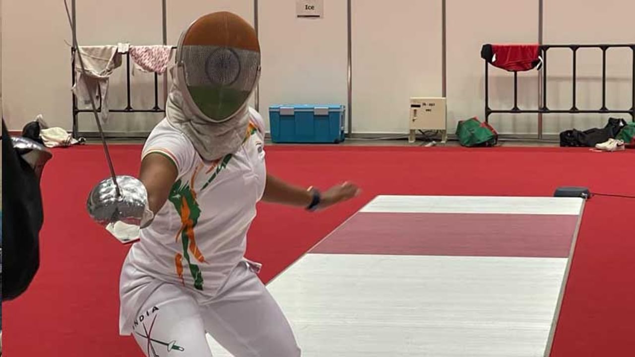 ಜಪಾನ್ನಲ್ಲಿ ನಡೆಯುವ ಟೋಕಿಯೊ ಒಲಿಂಪಿಕ್ಸ್ಗೆ ಅರ್ಹತೆ ಪಡೆಯುವ ಮೂಲಕ ಭಾರತದ ಫೆನ್ಸಿಂಗ್ ಪಟು ಸಿಎ ಭವಾನಿ ದೇವಿ ಇತಿಹಾಸ ಸೃಷ್ಟಿಸಿದ್ದಾರೆ. ಜೊತೆಗೆ ಭಾರತದಿಂದ ಫೆನ್ಸಿಂಗ್ ವಿಭಾಗದಲ್ಲಿ ಟೋಕಿಯೊ ಒಲಿಂಪಿಕ್ಸ್ಗೆ ತೆರಳುತ್ತಿರುವ ಮೊದಲ ಭಾರತೀಯ ಮಹಿಳೆ ಎಂಬ ಹೆಗ್ಗಳಿಕೆಗೆ ಪಾತ್ರರಾಗಲಿದ್ದಾರೆ.