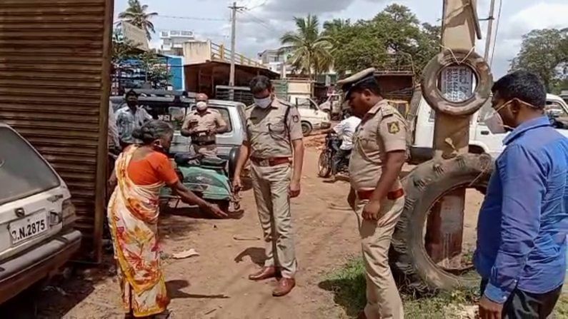 ಮಟನ್ ತರಲು ನಡೆದು ಹೋಗುತ್ತಿದ್ದ ವೃದ್ಧೆಯ ಕೊರಳಿಂದ ಚಿನ್ನದ ಸರ ಎಗರಿಸಿದ ಖದೀಮರು ಮಟನ್ ತರಲು ನಡೆದು ಹೋಗುತ್ತಿದ್ದ ವೃದ್ಧೆಯ ಕೊರಳಿಂದ ಚಿನ್ನದ ಸರ ಎಗರಿಸಿದ ಖದೀಮರು