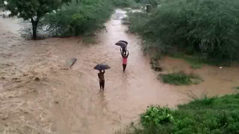 ಕರ್ನಾಟಕದಲ್ಲಿ ಮಳೆಯ ಅಬ್ಬರ; ತುಂಬಿ ಹರಿದ ಹಳ್ಳ-ಕೊಳ್ಳ, ಜನಜೀವನ ಅಸ್ತವ್ಯಸ್ತ ಕರ್ನಾಟಕದಲ್ಲಿ ಮಳೆಯ ಅಬ್ಬರ; ತುಂಬಿ ಹರಿದ ಹಳ್ಳ-ಕೊಳ್ಳ, ಜನಜೀವನ ಅಸ್ತವ್ಯಸ್ತ