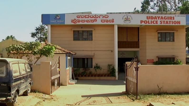 ಪೂಜೆ, ದೇವರ ಹೆಸರಿನಲ್ಲಿ ಹತ್ತಾರು ಮಹಿಳೆಯರಿಗೆ ಲಕ್ಷಾಂತರ ರೂಪಾಯಿ ವಂಚನೆ: ಮಹಿಳೆ ಪರಾರಿ ಪೂಜೆ, ದೇವರ ಹೆಸರಿನಲ್ಲಿ ಹತ್ತಾರು ಮಹಿಳೆಯರಿಗೆ ಲಕ್ಷಾಂತರ ರೂಪಾಯಿ ವಂಚನೆ: ಮಹಿಳೆ ಪರಾರಿ