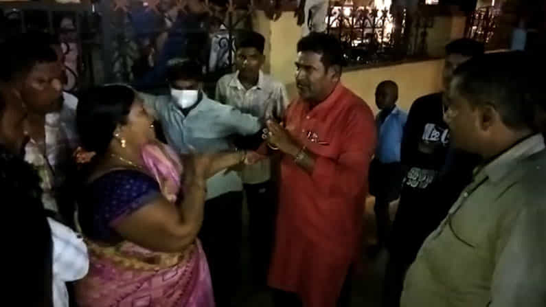 ಪೂಜೆ ಮಾಡಿ ಹಣ ಕೇಳಿದ್ದ ನಕಲಿ ಸ್ವಾಮೀಜಿಗೆ ಕೊಪ್ಪಳದಲ್ಲಿ ಬಿತ್ತು ಗೂಸಾ ಪೂಜೆ ಮಾಡಿ ಹಣ ಕೇಳಿದ್ದ ನಕಲಿ ಸ್ವಾಮೀಜಿಗೆ ಕೊಪ್ಪಳದಲ್ಲಿ ಬಿತ್ತು ಗೂಸಾ
