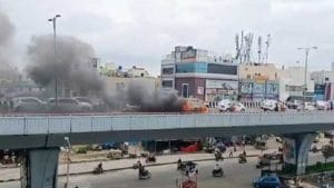 ಹೈದರಾಬಾದ್​ ಎಕ್ಸ್​ಪ್ರೆಸ್​ವೇಯಲ್ಲಿ ಹೊತ್ತಿ ಉರಿದ ಕಾರು; ಪ್ರಾಣಾಪಾಯದಿಂದ ಪಾರಾದ ಚಾಲಕಿ