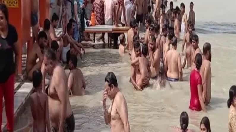 Haridwar: ಕೊರೋನಾಗೆ ಡೋಂಟ್ ಕೇರ್; ಹರಿದ್ವಾರದ ಗಂಗಾ ತೀರದಲ್ಲಿ ಸೇರಿದ ಭಕ್ತರ ದಂಡನ್ನು ನೋಡಿದರೆ ಶಾಕ್ ಆಗ್ತೀರ... Haridwar: ಕೊರೋನಾಗೆ ಡೋಂಟ್ ಕೇರ್; ಹರಿದ್ವಾರದ ಗಂಗಾ ತೀರದಲ್ಲಿ ಸೇರಿದ ಭಕ್ತರ ದಂಡನ್ನು ನೋಡಿದರೆ ಶಾಕ್ ಆಗ್ತೀರ...