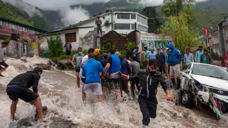 Himachal Pradesh Flood: ಹಿಮಾಚಲಪ್ರದೇಶದಲ್ಲಿ ಭಾರೀ ಮಳೆ; ಭೂಕುಸಿತವಾಗಿ 10 ಜನ ನಾಪತ್ತೆ Himachal Pradesh Flood: ಹಿಮಾಚಲಪ್ರದೇಶದಲ್ಲಿ ಭಾರೀ ಮಳೆ; ಭೂಕುಸಿತವಾಗಿ 10 ಜನ ನಾಪತ್ತೆ