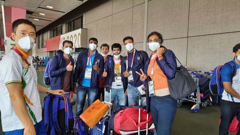 Tokyo Olympics: ಟೋಕಿಯೋ ತಲುಪಿದ ಭಾರತದ ಮೊದಲ ತಂಡ; 54 ಅಥ್ಲೀಟ್ಗಳಿಗೆ ಶುಭ ಹಾರೈಸಿದ ಅನುರಾಗ್ ಠಾಕೂರ್
