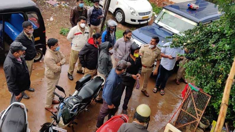 ಹು- ಧಾ ಪಾಲಿಕೆ ಚುನಾವಣೆಗೆ ಸಿದ್ಧತೆ ನಡೆಸಿದ್ದ ರೌಡಿಗಳಿಗೆ ಶಾಕ್ ಕೊಟ್ಟ ಪೊಲೀಸ್ ಕಮೀಷನರ್ ಲಾಭುರಾಮ್ ಹು- ಧಾ ಪಾಲಿಕೆ ಚುನಾವಣೆಗೆ ಸಿದ್ಧತೆ ನಡೆಸಿದ್ದ ರೌಡಿಗಳಿಗೆ ಶಾಕ್ ಕೊಟ್ಟ ಪೊಲೀಸ್ ಕಮೀಷನರ್ ಲಾಭುರಾಮ್