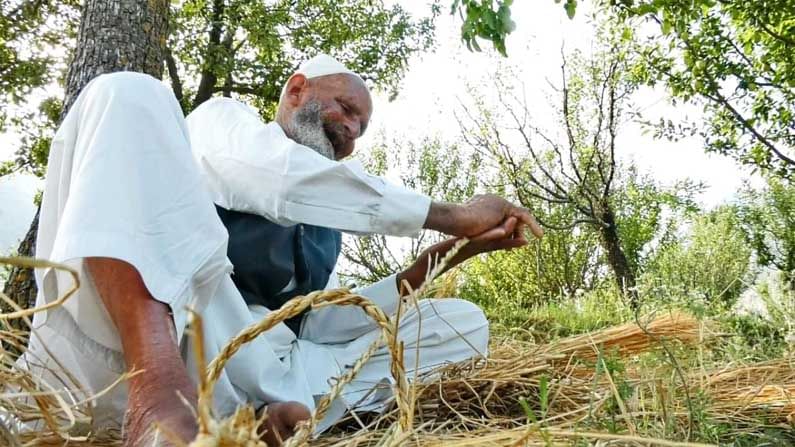 ಭತ್ತದ ಹುಲ್ಲು ಕಡ್ಡಿಗಳಿಂದ ಪಾದರಕ್ಷೆ ತಯಾರಿಸುತ್ತಾರೆ ಇಲ್ಲೋರ್ವ 110 ವರ್ಷದ ವೃದ್ಧರು